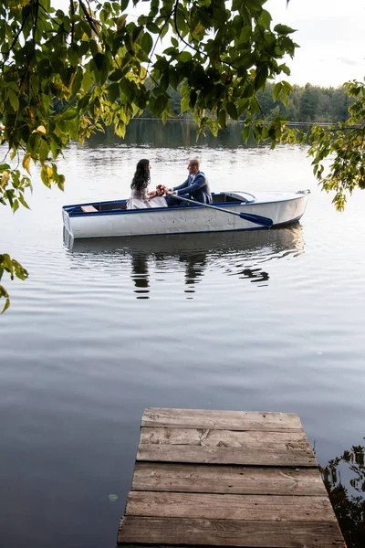 Amando casal de casamento em um barco no lago — Fotografia de Stock