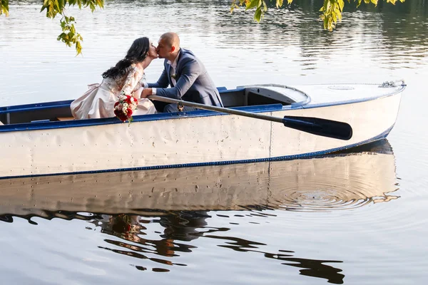 Amante pareja de boda en un barco en el lago — Foto de Stock