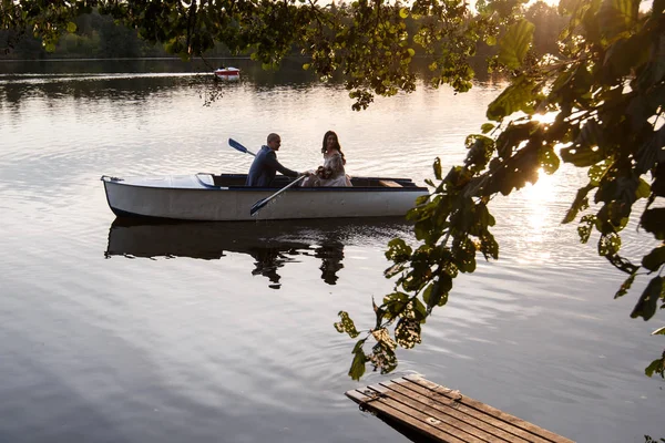 Amando casal de casamento em um barco no lago — Fotografia de Stock