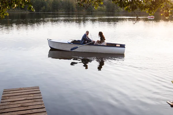 Amando casal de casamento em um barco no lago — Fotografia de Stock