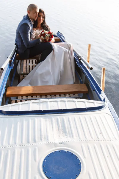 Amante pareja de boda en un barco en el lago — Foto de Stock