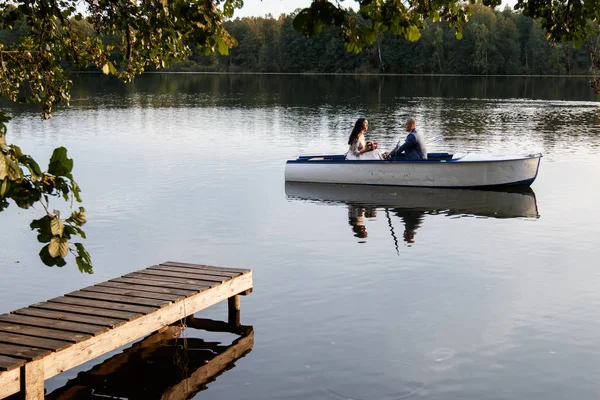 Amando casal de casamento em um barco no lago — Fotografia de Stock
