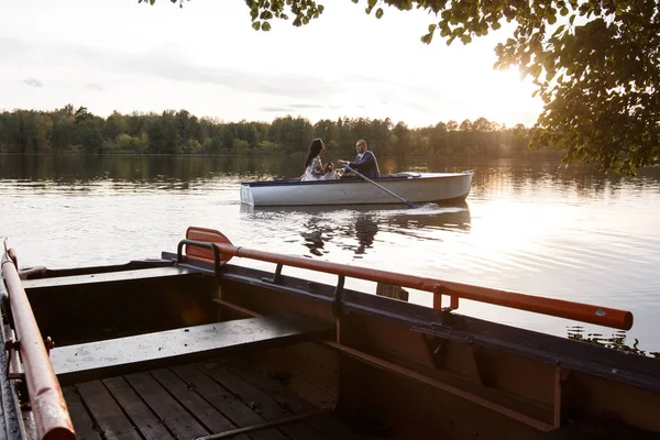 Amando casal de casamento em um barco no lago — Fotografia de Stock