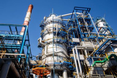 Fabrika borularından duman çıkıyor. Ekolojik sorun kavramı