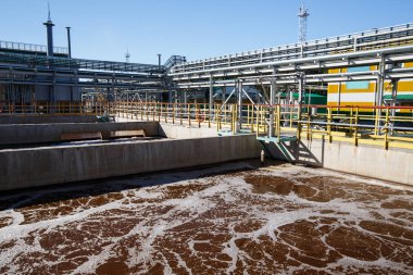 Fabrika borularından duman çıkıyor. Ekolojik sorun kavramı