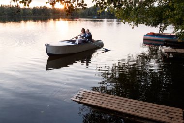 Genç Düğün çifti düğün grup bir tekne yüzer, ön planda boat.sit poz