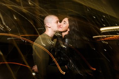 genç güzel sevgi dolu insanlar night.freezelight etkisi, sokakta