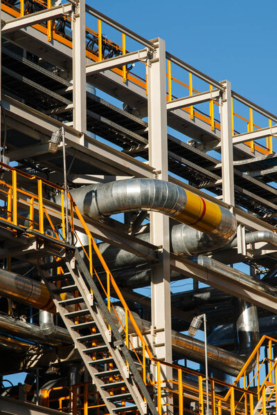 Оборудование, кабели и трубопроводы на современной промышленной электростанции