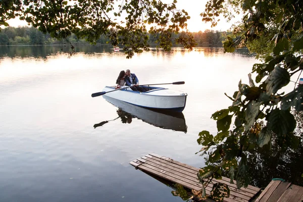 Casal de casamento jovem posando no boat.sit em um barco à tona, primeiro plano do grupo de casamento — Fotografia de Stock