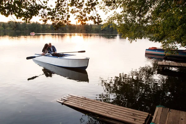 Casal de casamento jovem posando no boat.sit em um barco à tona, primeiro plano do grupo de casamento — Fotografia de Stock