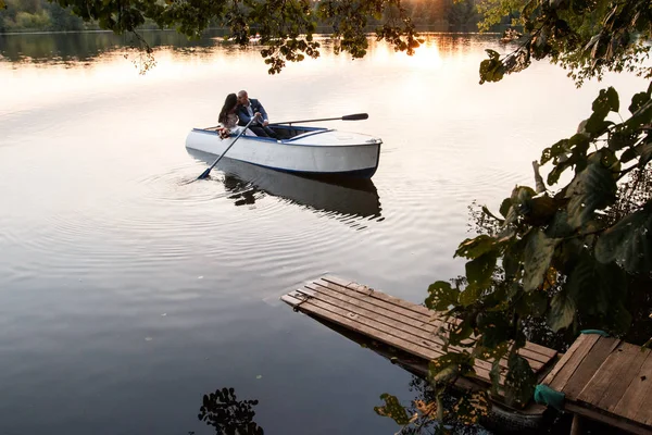 Casal de casamento jovem posando no boat.sit em um barco à tona, primeiro plano do grupo de casamento — Fotografia de Stock