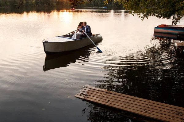 Casal de casamento jovem posando no boat.sit em um barco à tona, primeiro plano do grupo de casamento — Fotografia de Stock