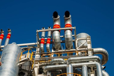 Modern endüstriyel enerji santralinde ekipman, kablolar ve borular