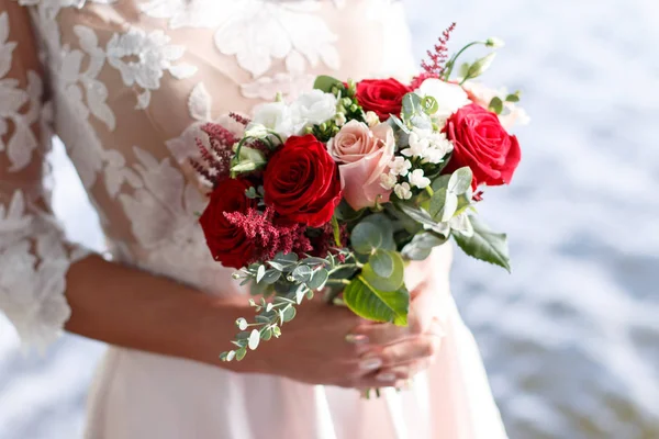 Krásné světlé svatební kytice — Stock fotografie
