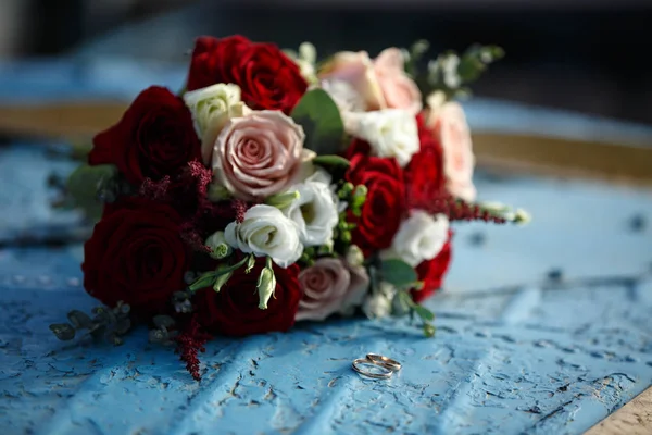 Красивый яркий свадебный букет — стоковое фото