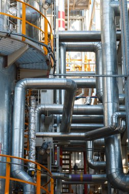 Modern endüstriyel enerji santralinde ekipman, kablolar ve borular