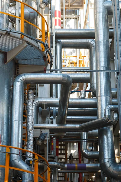 Modern endüstriyel enerji santralinde ekipman, kablolar ve borular