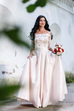 güzel genç gelin holding çiçekler