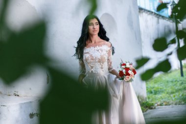 güzel genç gelin holding çiçekler