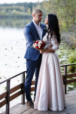 güzel genç gelin holding çiçekler