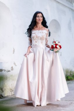 güzel genç gelin holding çiçekler