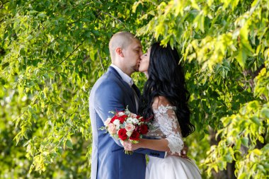 Siyah uzun saçlı ve yakışıklı elbiseli genç kadınla. yaz. Açık