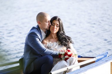 Genç güzel çifte sarılma, birbirimizi seviyoruz, rahatla, tekne