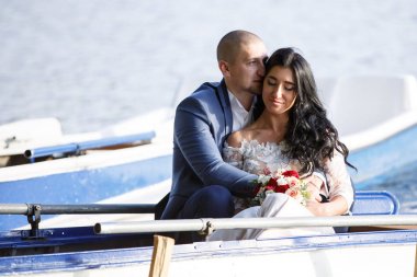 Genç güzel çifte sarılma, birbirimizi seviyoruz, rahatla, tekne