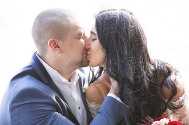 Genç güzel çifte sarılma, birbirimizi seviyoruz, rahatla, tekne