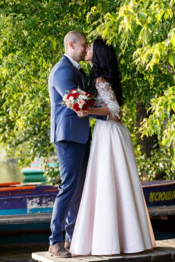 Siyah uzun saçlı ve yakışıklı elbiseli genç kadınla. yaz. Açık