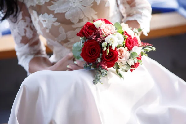 Красивая молодая невеста с цветами — стоковое фото