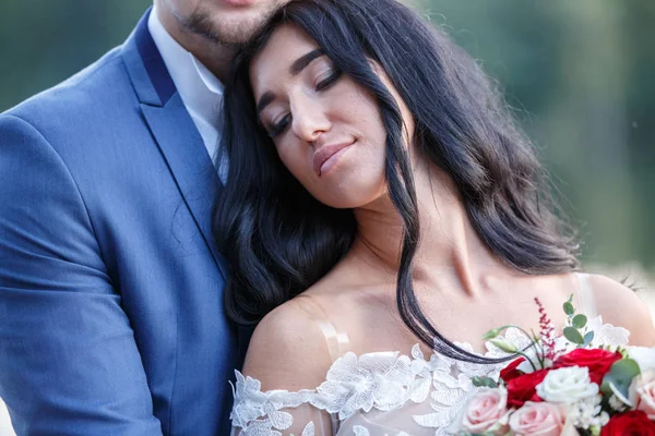 Retrato de mujer joven con pelo largo oscuro al aire libre en verano — Foto de Stock