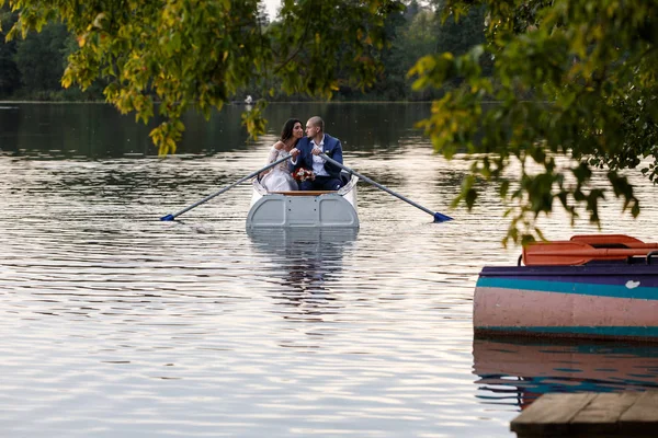 Jovem lindo casal abraçando, amar uns aos outros, relaxar, passeios de barco — Fotografia de Stock