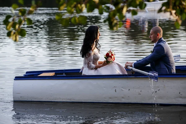 Joven hermosa pareja abrazándose, amándose, relajarse, pasear en bote — Foto de Stock
