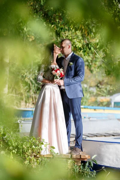 Retratos de una pareja recién casada. La pareja de boda está de pie en el fondo de la orden. Los amantes son felices. . — Foto de Stock