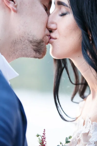 Mujer joven con pelo largo oscuro y hombre guapo en traje. Verano. exterior — Foto de Stock