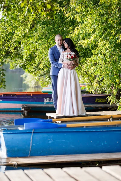 Retratos de una pareja recién casada. La pareja de boda está de pie en el fondo de la orden. Los amantes son felices. . — Foto de Stock