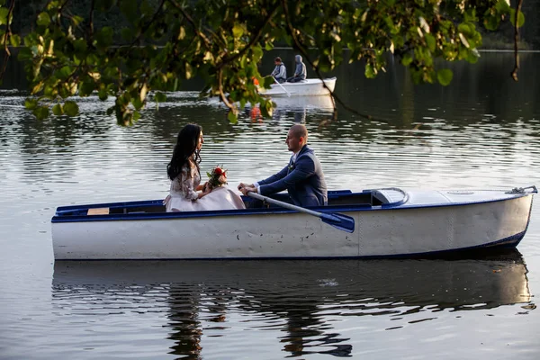 Joven hermosa pareja abrazándose, amándose, relajarse, pasear en bote — Foto de Stock