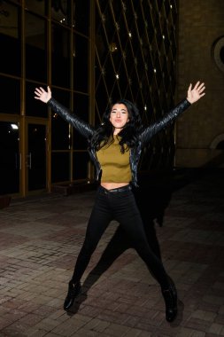 Kadın güzel genç sokakta geceleri uzun siyah saçlı mutlu