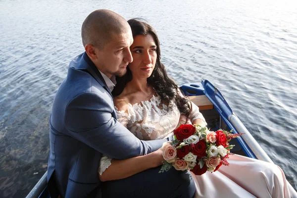 Solo pareja casada. Novia y novio felices en el día de su boda — Foto de Stock