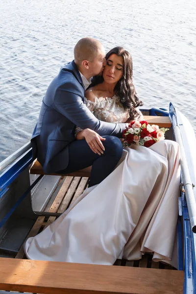 Solo pareja casada. Novia y novio felices en el día de su boda — Foto de Stock