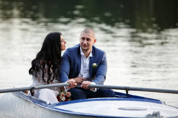 Solo pareja casada. Novia y novio felices en el día de su boda — Foto de Stock