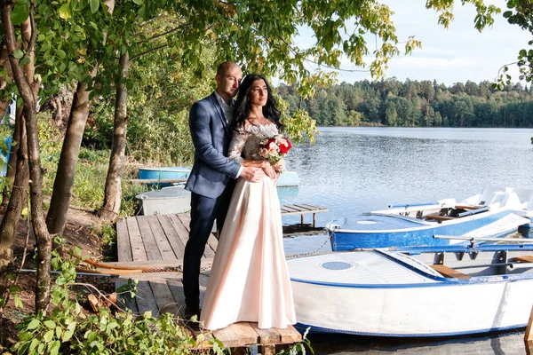 Hermosa pareja de recién casados — Foto de Stock