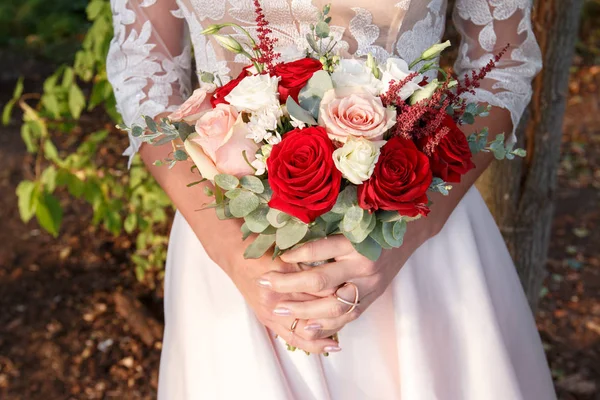 Ramo de boda en las manos cerrar — Foto de Stock