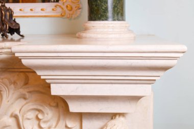 Düğün salonu ile sıva, büyük güzel avize ve boyalı tavan, klasik bir şömine ile vazo