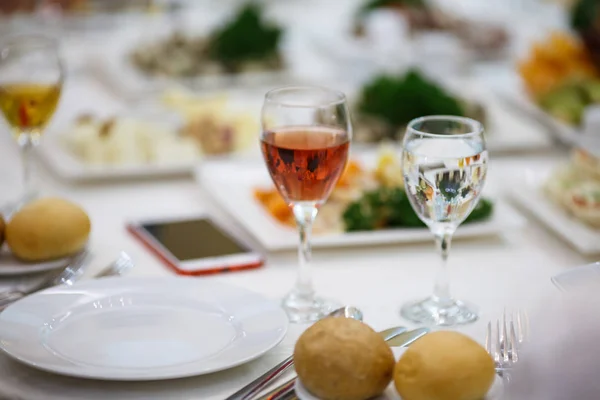 Праздничный стол с едой и напитками — стоковое фото