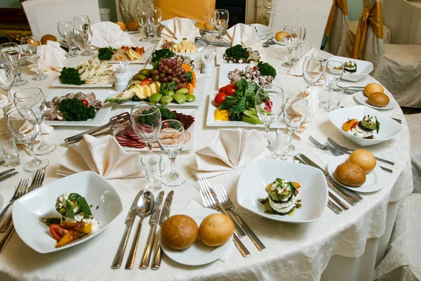 Festlich gedeckter Tisch mit Essen und Trinken — Stockfoto