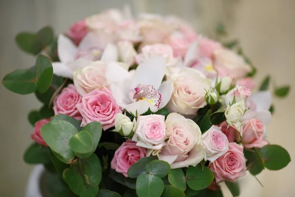 Beau bouquet doux de fleurs gros plan — Photo