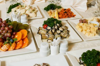 Yiyecek ve içecek ile şenlikli iyi koydu tablo