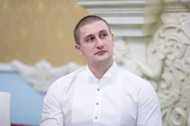 Gelin ve damat görkemli restoranda kutlamak. Düğünden sonra